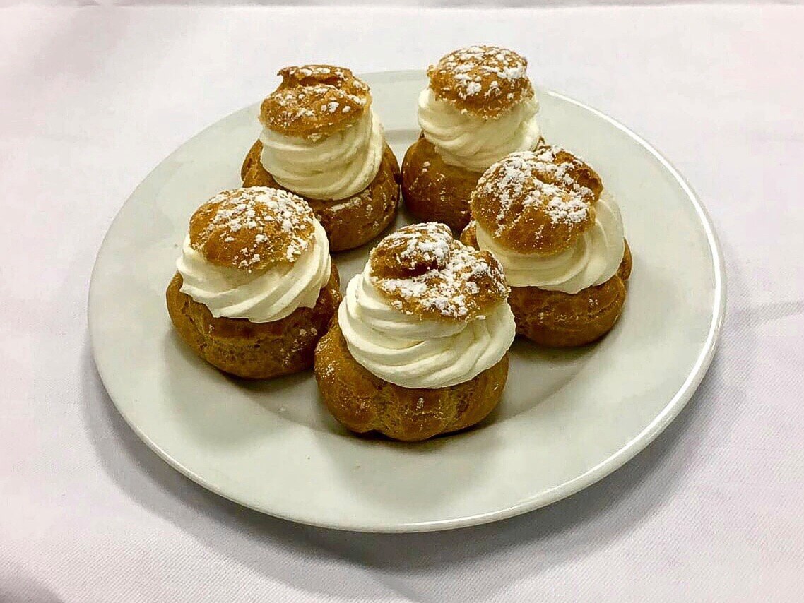 Petits choux / chantilly / tonka