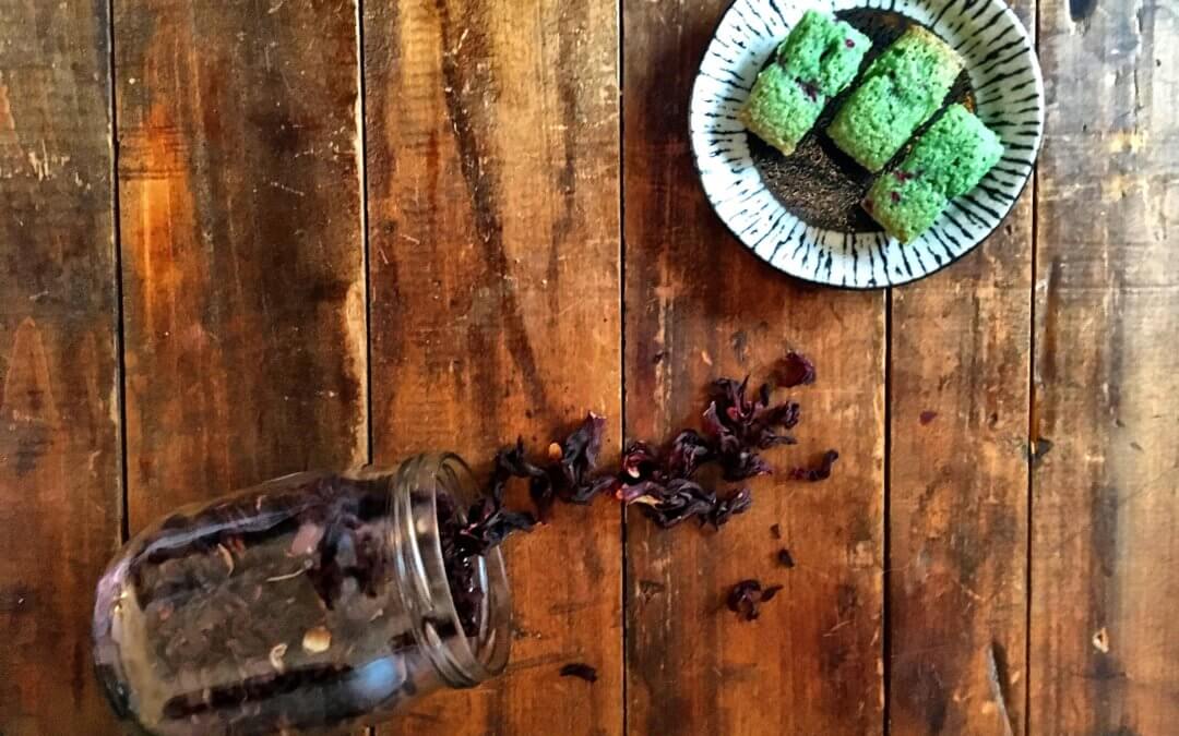 Financiers pistache et fleurs d’hibiscus