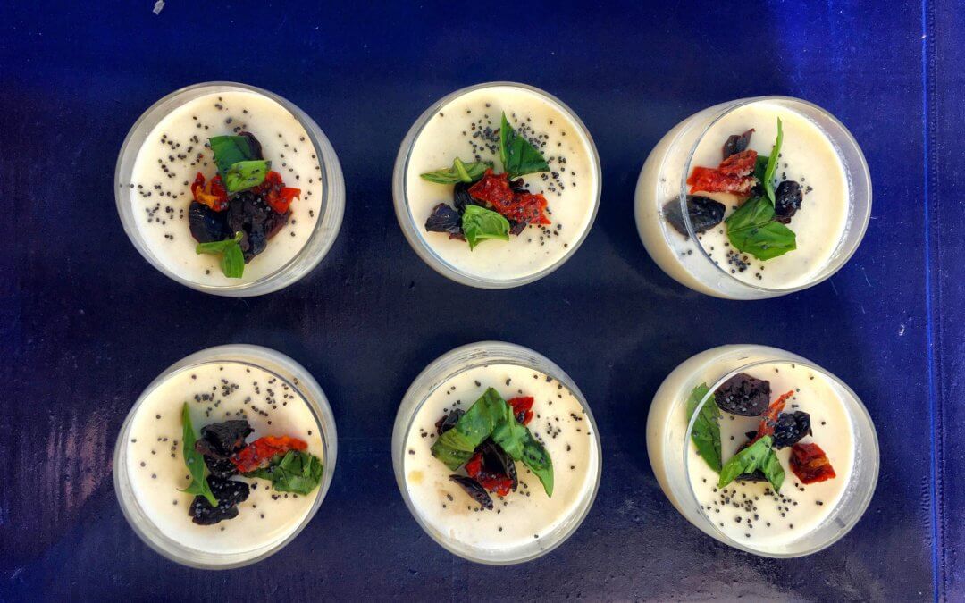Panna cotta parmesan et toppings méditerranéens