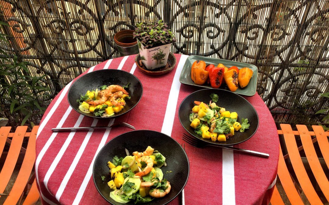 Salade de crevettes au sésame, mangue et coriandre